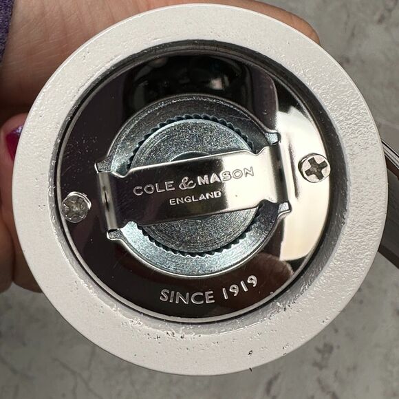 Cole & Mason Hoxton Pepper Mill Pepper Grinder White Gloss - Picture 10 of 13